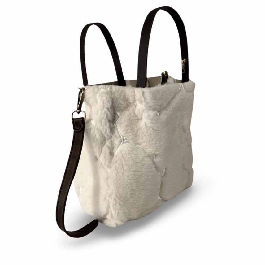 Diese Crossbody Bag Shearling Mini Appenzell von LABEL17 Tasche ist nach dem Handwerk der St. Galler Spitze, aufwendig im Appenzell, Schweiz bestickt. 
