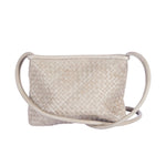 Clutch Bag New York Small in Sage von LABEL17 wird aus geschmeidigem, pflanzlich gegerbtem Lamm-Nappaleder, von Hand geflochten, gefertigt und besticht durch seine Handwerkskunst. Hergestellt in Marokko