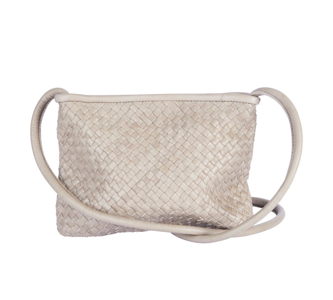 Clutch Bag New York Small in Sage von LABEL17 wird aus geschmeidigem, pflanzlich gegerbtem Lamm-Nappaleder, von Hand geflochten, gefertigt und besticht durch seine Handwerkskunst. Hergestellt in Marokko