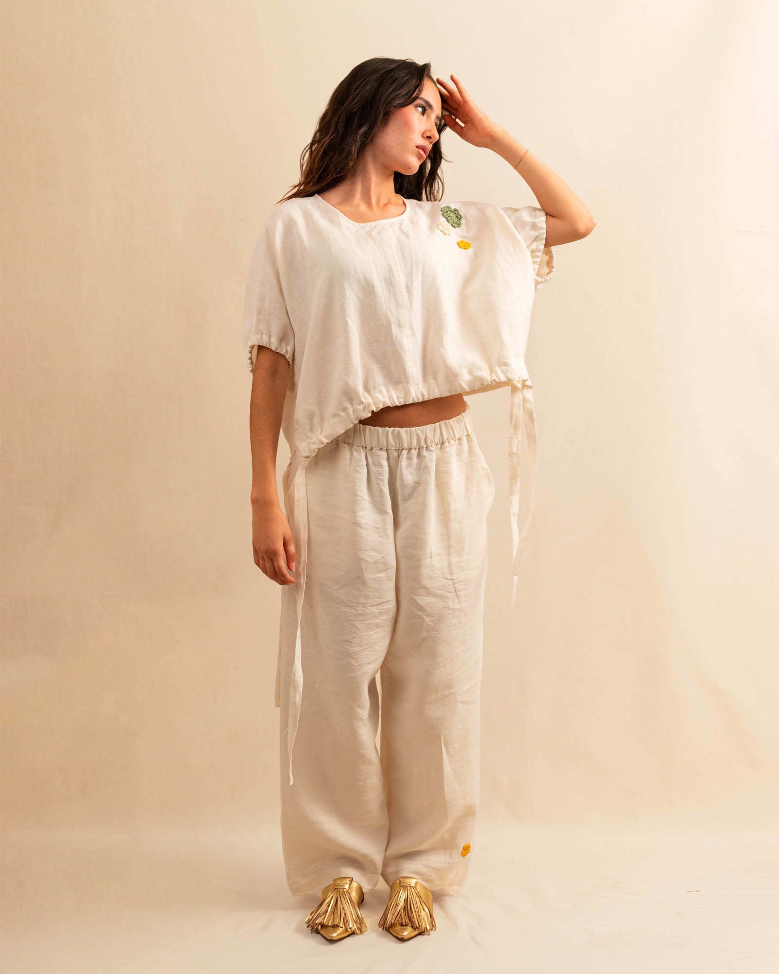 Die Drawstring Blouse LINA von LABEL17 hat einen runden Halsausschnitt und einen verstellbaren Tunnelzug am Saum. Aus einem leichten Leinen-Baumwoll-Mischgewebe ist dieses Top angenehm auf der Haut und ideal für warme Tage. Veredelt mit drei handgehäkelten Blumen in verschiedenen Grössen und Farben.