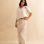 Die Pants DESERT von LABEL17 sind aus einem leichten Leinen-Baumwoll-Mischgewebe. Ein elastischer Bund sorgt für angenehmen Tragekomfort. Veredelt mit einer handgehäkelten Blume am unteren Hosenbein. Perfekt für den Sommer.
