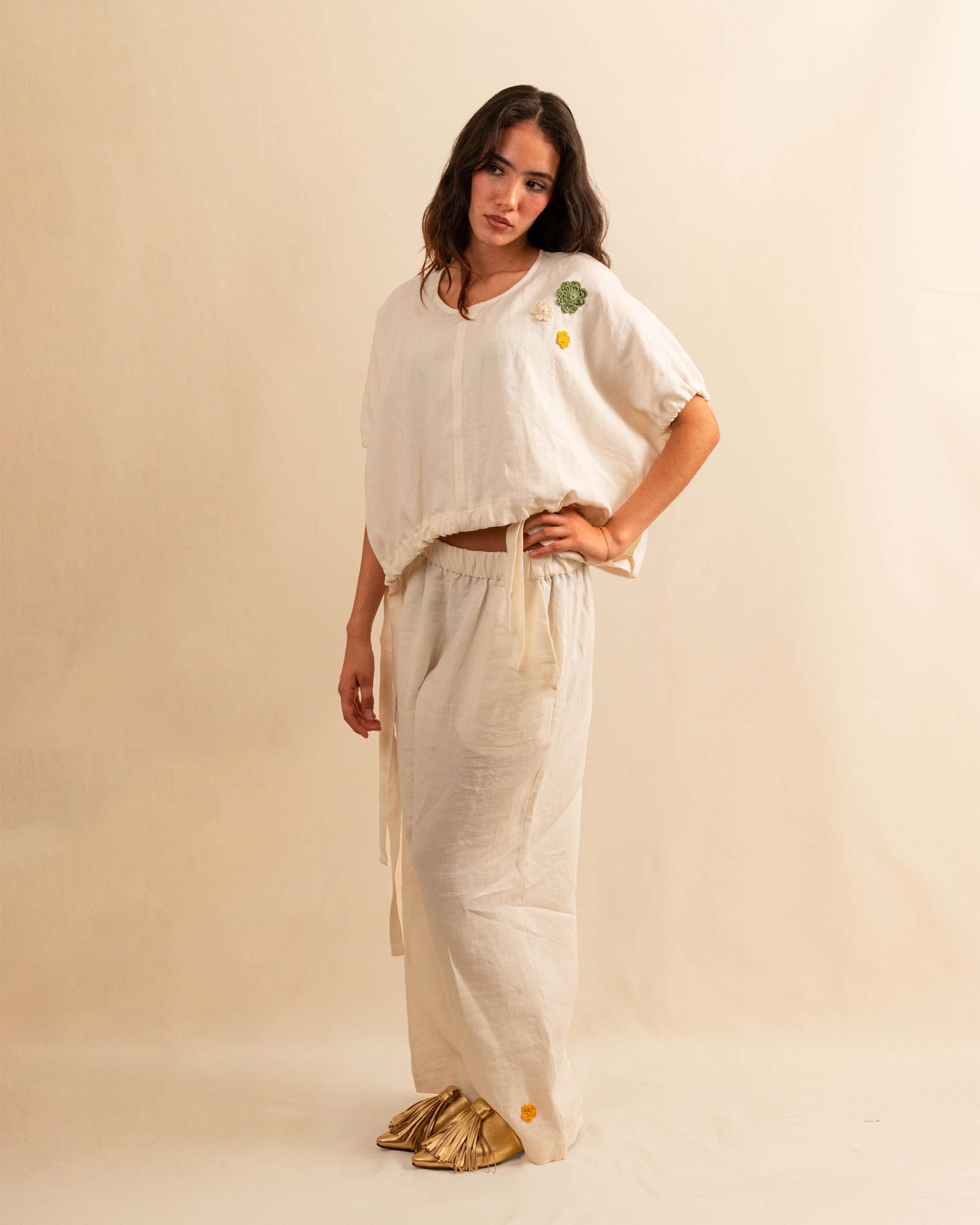 Die Pants DESERT von LABEL17 sind aus einem leichten Leinen-Baumwoll-Mischgewebe. Ein elastischer Bund sorgt für angenehmen Tragekomfort. Veredelt mit einer handgehäkelten Blume am unteren Hosenbein. Perfekt für den Sommer.