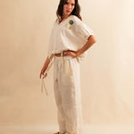 Die Pants DESERT von LABEL17 sind aus einem leichten Leinen-Baumwoll-Mischgewebe. Ein elastischer Bund sorgt für angenehmen Tragekomfort. Veredelt mit einer handgehäkelten Blume am unteren Hosenbein. Perfekt für den Sommer.