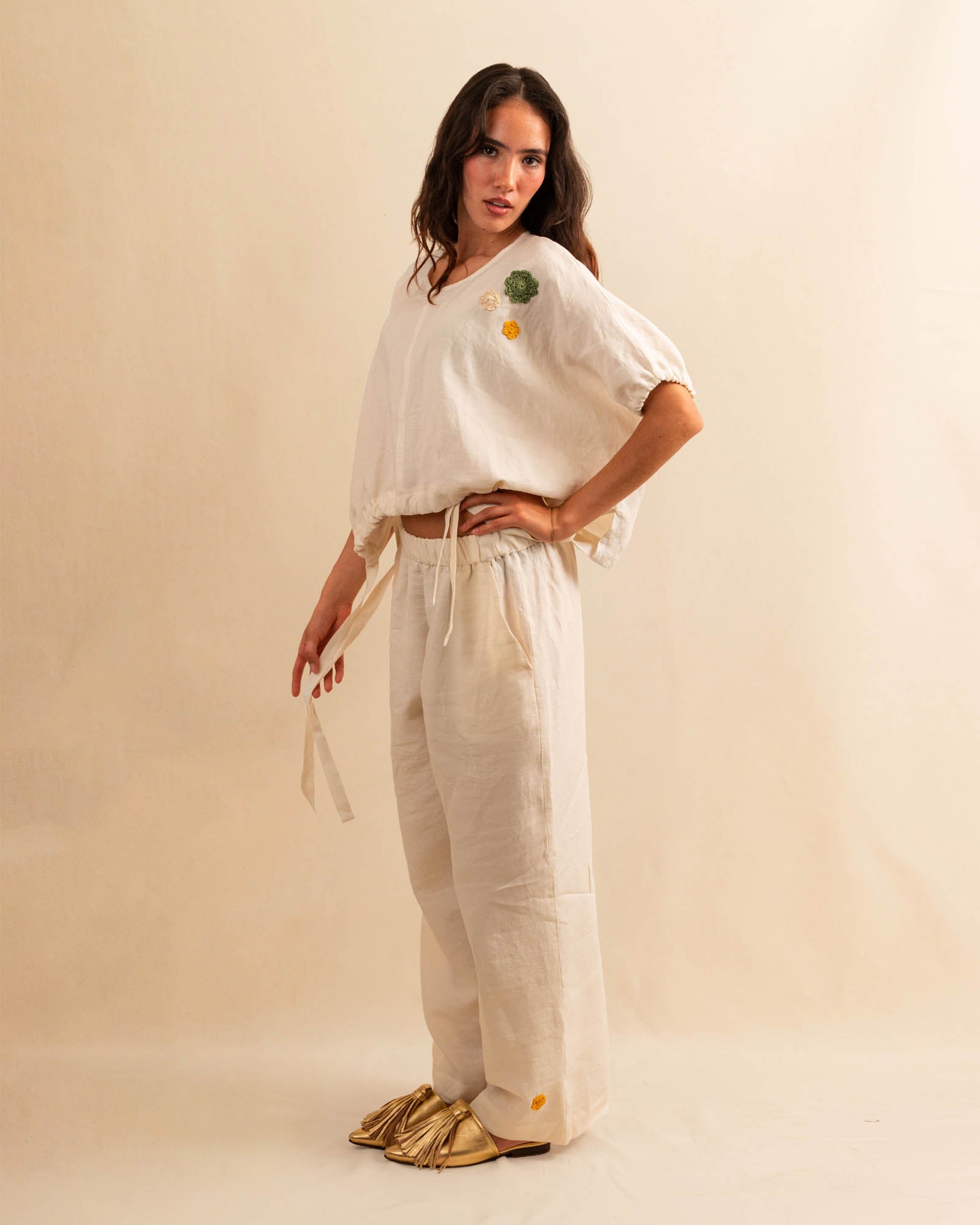 Die Pants DESERT von LABEL17 sind aus einem leichten Leinen-Baumwoll-Mischgewebe. Ein elastischer Bund sorgt für angenehmen Tragekomfort. Veredelt mit einer handgehäkelten Blume am unteren Hosenbein. Perfekt für den Sommer.