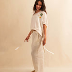 Die Pants DESERT von LABEL17 sind aus einem leichten Leinen-Baumwoll-Mischgewebe. Ein elastischer Bund sorgt für angenehmen Tragekomfort. Veredelt mit einer handgehäkelten Blume am unteren Hosenbein. Perfekt für den Sommer.