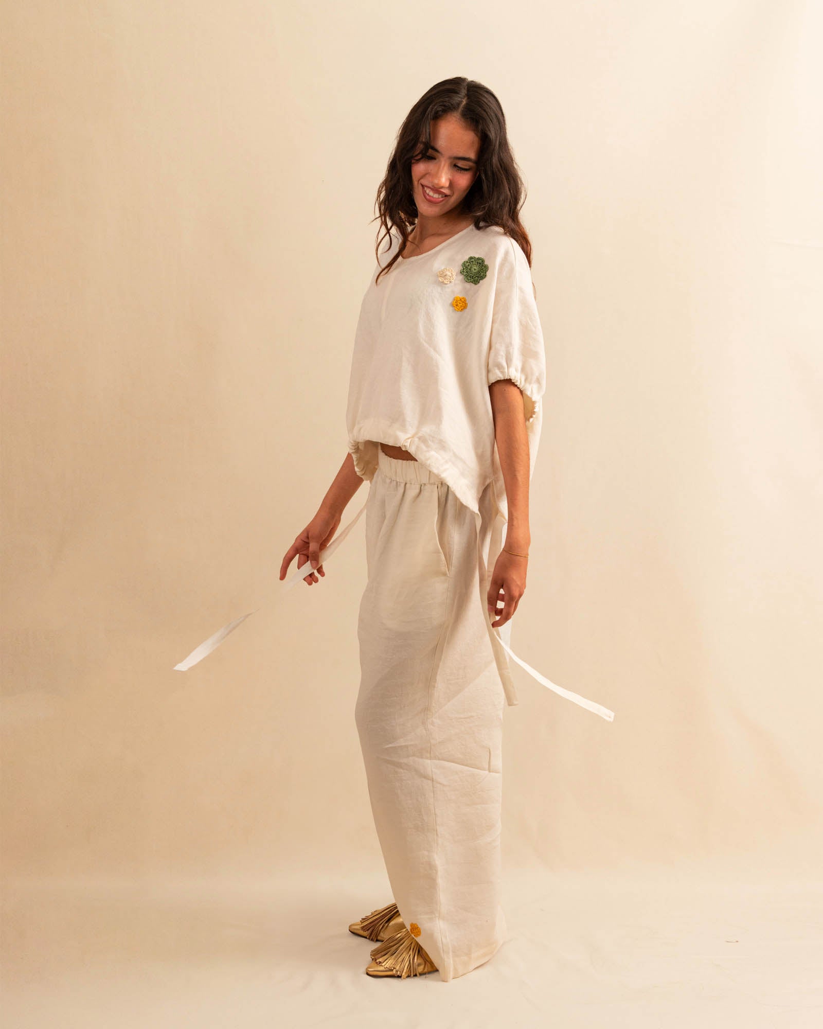 Die Pants DESERT von LABEL17 sind aus einem leichten Leinen-Baumwoll-Mischgewebe. Ein elastischer Bund sorgt für angenehmen Tragekomfort. Veredelt mit einer handgehäkelten Blume am unteren Hosenbein. Perfekt für den Sommer.