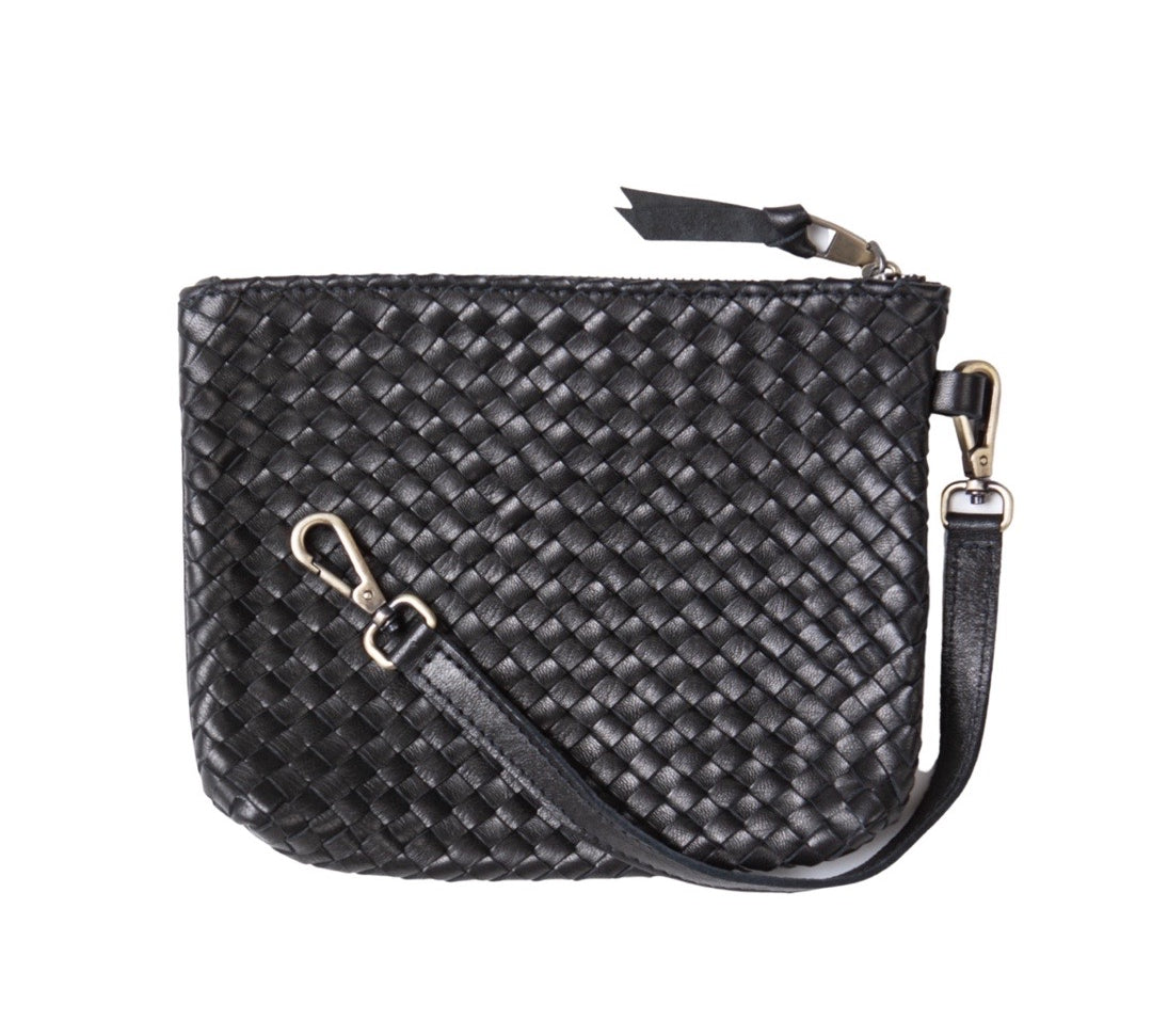 Shoulder Bag XL (Weekender), Plum, von LABEL17: gefertigt aus geschmeidigem, pflanzlich gegerbtem Lamm-Nappaleder, von Hand geflochten mit zusätzlichem, ebenfalls von Hand geflochtenem Etui zur Organisation innerhalb der Tasche. Handgefertigt in Marokko.