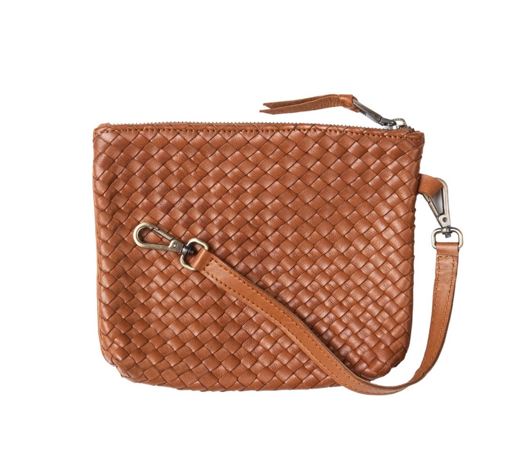 Shoulder Bag XL (Weekender), Cognac, von LABEL17: gefertigt aus geschmeidigem, pflanzlich gegerbtem Lamm-Nappaleder, von Hand geflochten mit zusätzlichem, ebenfalls von Hand geflochtenem Etui zur Organisation innerhalb der Tasche. Handgefertigt in Marokko.