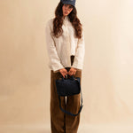 Die Handbag CABAS Mini Denim von LABEL17 mit Reissverschluss und abnehmbarem Schulterriemen ist aus Baumwoll-Denim gefertigt und sorgfältig von Hand geflochten.