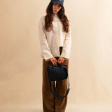Die Handbag CABAS Mini Denim von LABEL17 mit Reissverschluss und abnehmbarem Schulterriemen ist aus Baumwoll-Denim gefertigt und sorgfältig von Hand geflochten.