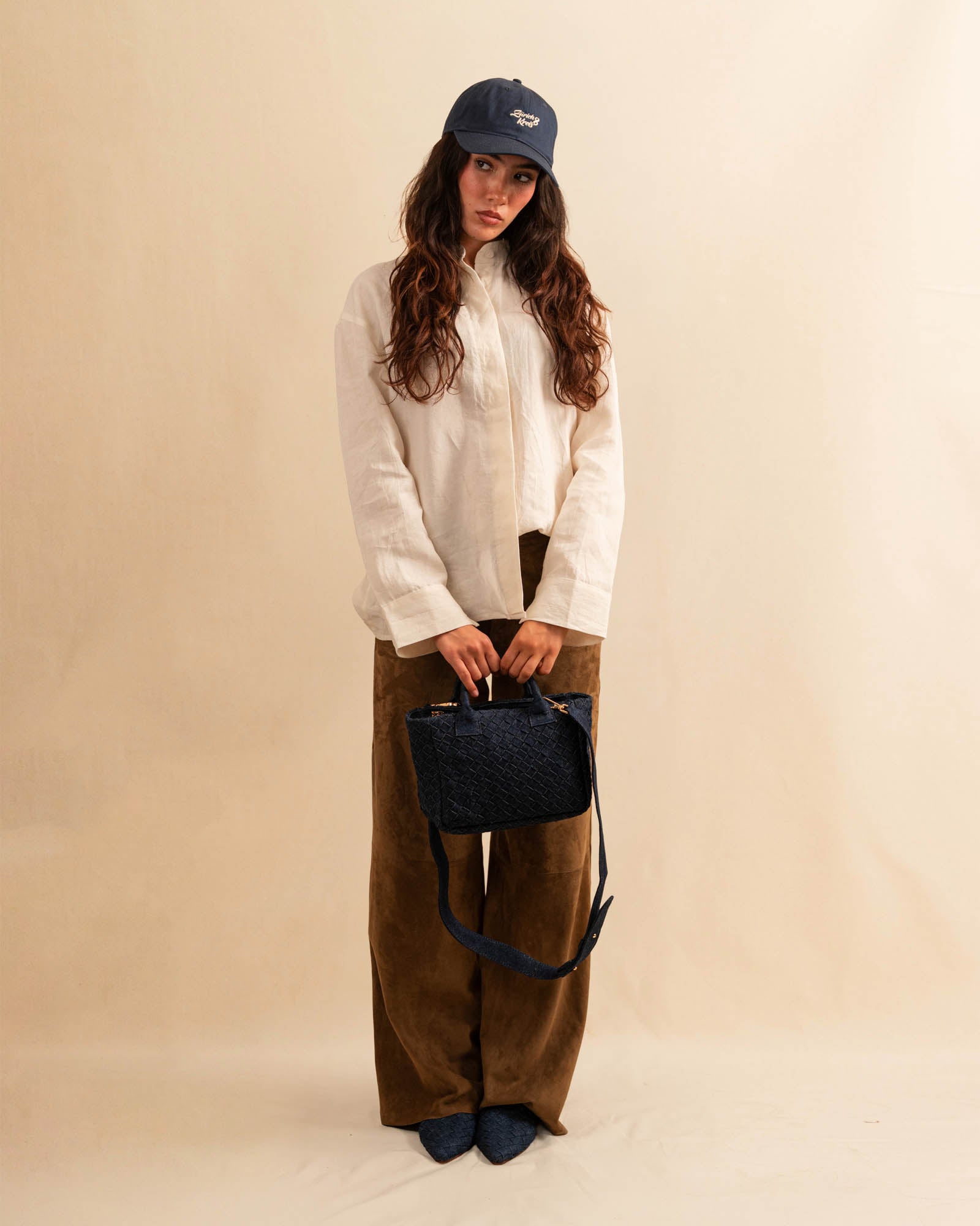 Die Handbag CABAS Mini Denim von LABEL17 mit Reissverschluss und abnehmbarem Schulterriemen ist aus Baumwoll-Denim gefertigt und sorgfältig von Hand geflochten.