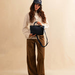 Die Handbag CABAS Mini Denim von LABEL17 mit Reissverschluss und abnehmbarem Schulterriemen ist aus Baumwoll-Denim gefertigt und sorgfältig von Hand geflochten.