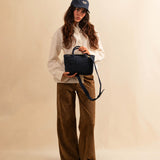 Die Handbag CABAS Mini Denim von LABEL17 mit Reissverschluss und abnehmbarem Schulterriemen ist aus Baumwoll-Denim gefertigt und sorgfältig von Hand geflochten.