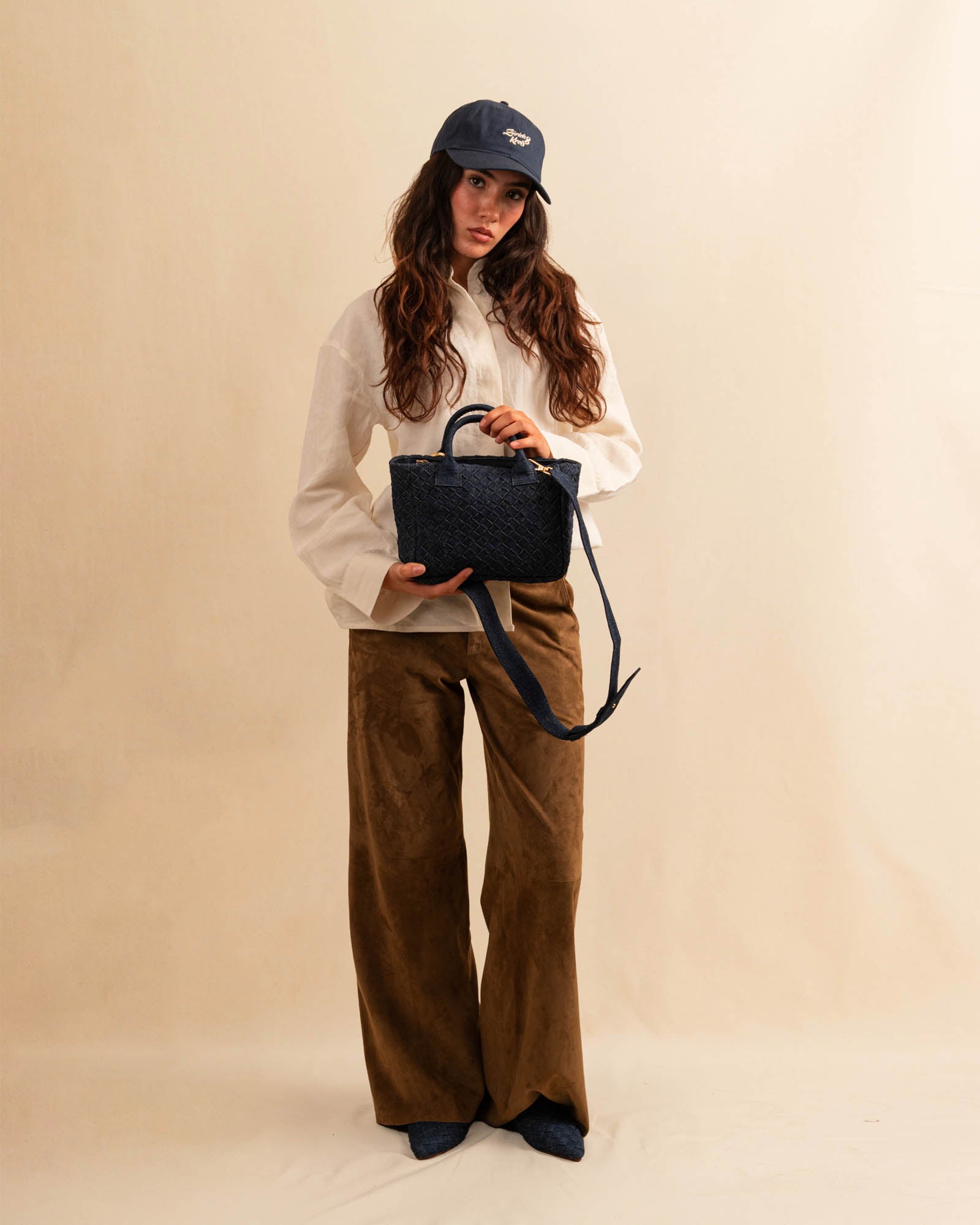 Die Handbag CABAS Mini Denim von LABEL17 mit Reissverschluss und abnehmbarem Schulterriemen ist aus Baumwoll-Denim gefertigt und sorgfältig von Hand geflochten.