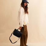 Die Handbag CABAS Mini Denim von LABEL17 mit Reissverschluss und abnehmbarem Schulterriemen ist aus Baumwoll-Denim gefertigt und sorgfältig von Hand geflochten.