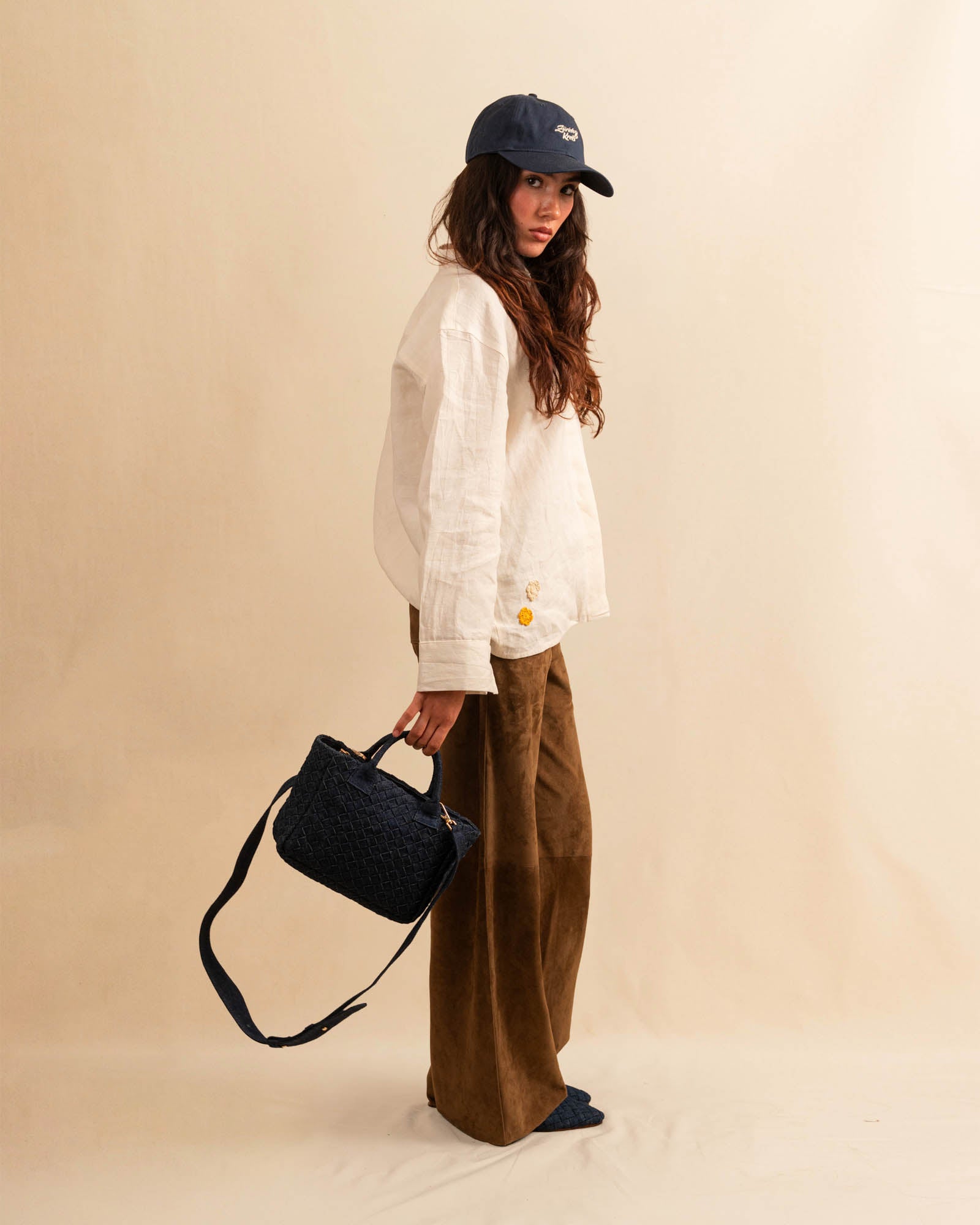 Die Handbag CABAS Mini Denim von LABEL17 mit Reissverschluss und abnehmbarem Schulterriemen ist aus Baumwoll-Denim gefertigt und sorgfältig von Hand geflochten.