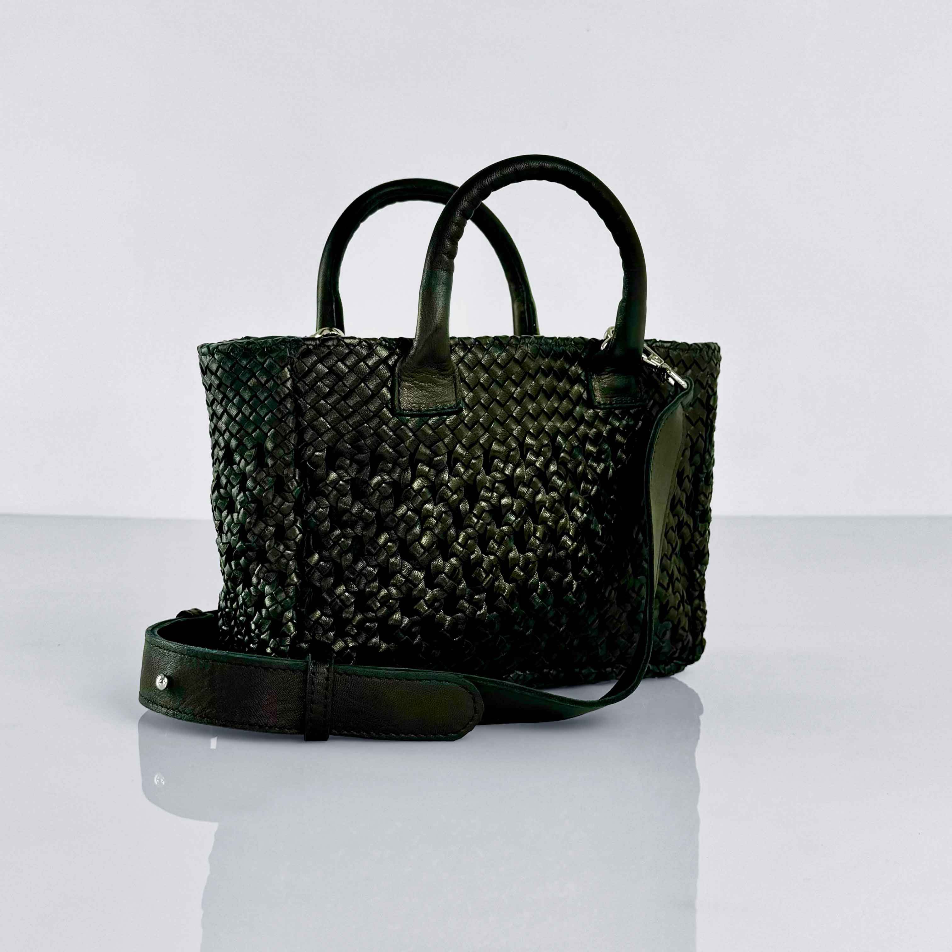 Die Handbag Cabas Lalla Mini von LABEL17 ist eine kleine, leichte Handtasche aus geschmeidigem, pflanzlich gegerbtem Nappaleder. Die von Hand geflochtene Tasche hat einen Reissverschluss und abnehmbaren Schulterriemen und ist innen mit Leder und einer verschliessbaren Innentasche ausgestattet. Tragbar als Crossbody oder in der Hand.