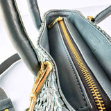 Die Handbag Cabas Lalla Mini von LABEL17 ist eine kleine, leichte Handtasche aus geschmeidigem, pflanzlich gegerbtem Nappaleder. Die von Hand geflochtene Tasche hat einen Reissverschluss und abnehmbaren Schulterriemen und ist innen mit Leder und einer verschliessbaren Innentasche ausgestattet. Tragbar als Crossbody oder in der Hand.