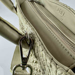 Die Handbag Cabas Lalla Mini von LABEL17 ist eine kleine, leichte Handtasche aus geschmeidigem, pflanzlich gegerbtem Nappaleder. Die von Hand geflochtene Tasche hat einen Reissverschluss und abnehmbaren Schulterriemen und ist innen mit Leder und einer verschliessbaren Innentasche ausgestattet. Tragbar als Crossbody oder in der Hand.