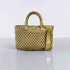 Die Handbag Cabas Lalla Mini von LABEL17 ist eine kleine, leichte Handtasche aus geschmeidigem, pflanzlich gegerbtem Nappaleder. Die von Hand geflochtene Tasche hat einen Reissverschluss und abnehmbaren Schulterriemen und ist innen mit Leder und einer verschliessbaren Innentasche ausgestattet. Tragbar als Crossbody oder in der Hand. Hier in der Farbe gold.