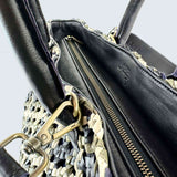 Die Handbag Cabas Lalla Standard von LABEL17 ist eine leichte Handtasche aus geschmeidigem, pflanzlich gegerbtem Nappaleder. Die von Hand geflochtene Tasche hat einen Reissverschluss und abnehmbaren Schulterriemen und ist innen mit Leder und einer verschliessbaren Innentasche ausgestattet.
