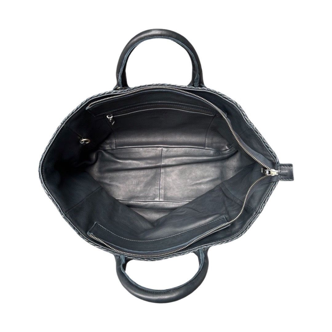 Die Handbag Cabas Lalla Standard von LABEL17 ist eine leichte Handtasche aus geschmeidigem, pflanzlich gegerbtem Nappaleder. Die von Hand geflochtene Tasche hat einen Reissverschluss und abnehmbaren Schulterriemen und ist innen mit Leder und einer verschliessbaren Innentasche ausgestattet.