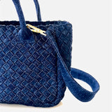 Die Handbag Cabas Tresse Mini von LABEL17 mit Reißverschluss und abnehmbarem Schulterriemen ist aus Denim gefertigt und sorgfältig von Hand geflochten.