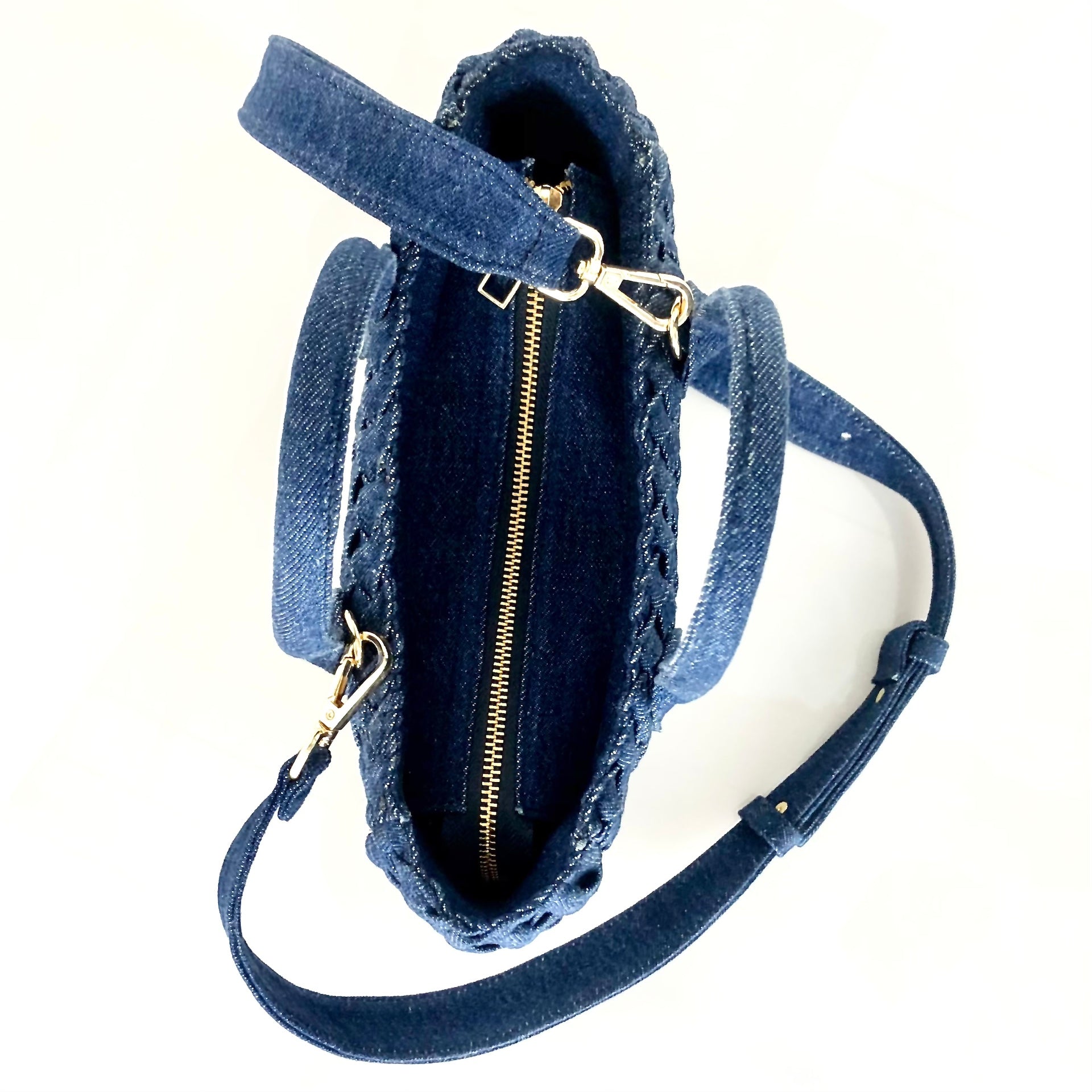 Die Handbag Cabas Tresse Mini von LABEL17 mit Reißverschluss und abnehmbarem Schulterriemen ist aus Denim gefertigt und sorgfältig von Hand geflochten.