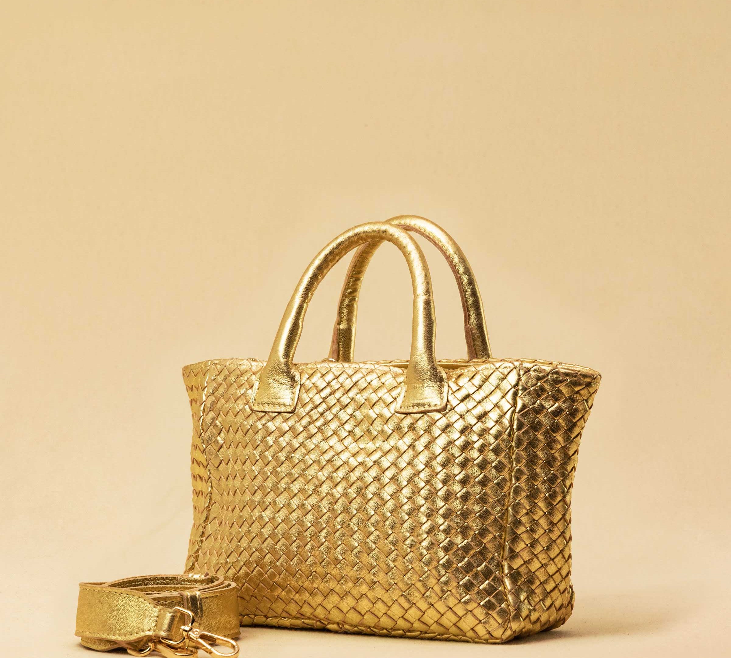 The Handbag Cabas Mini by LABEL17 is the smallest version of the popular Cabas line – a lightweight handbag made from supple, vegetable-tanned nappa leather. Hand-braided, with a zip closure and an adjustable, detachable shoulder strap. The leather-lined interior features a secure inner pocket. Wear it crossbody or carry it by hand – perfect for your essentials on the go. Handmade in Morocco.