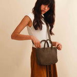 Handbag Cabas MINI von LABEL17: eine kleine, leichte Handtasche aus Nappaleder. Die von Hand geflochtene Tasche hat einen Reissverschluss und abnehmbaren Schulterriemen und ist innen mit Leder und einer ver-schliessbaren Innentasche ausgestattet. Tragbar als Crossbody oder in der Hand.