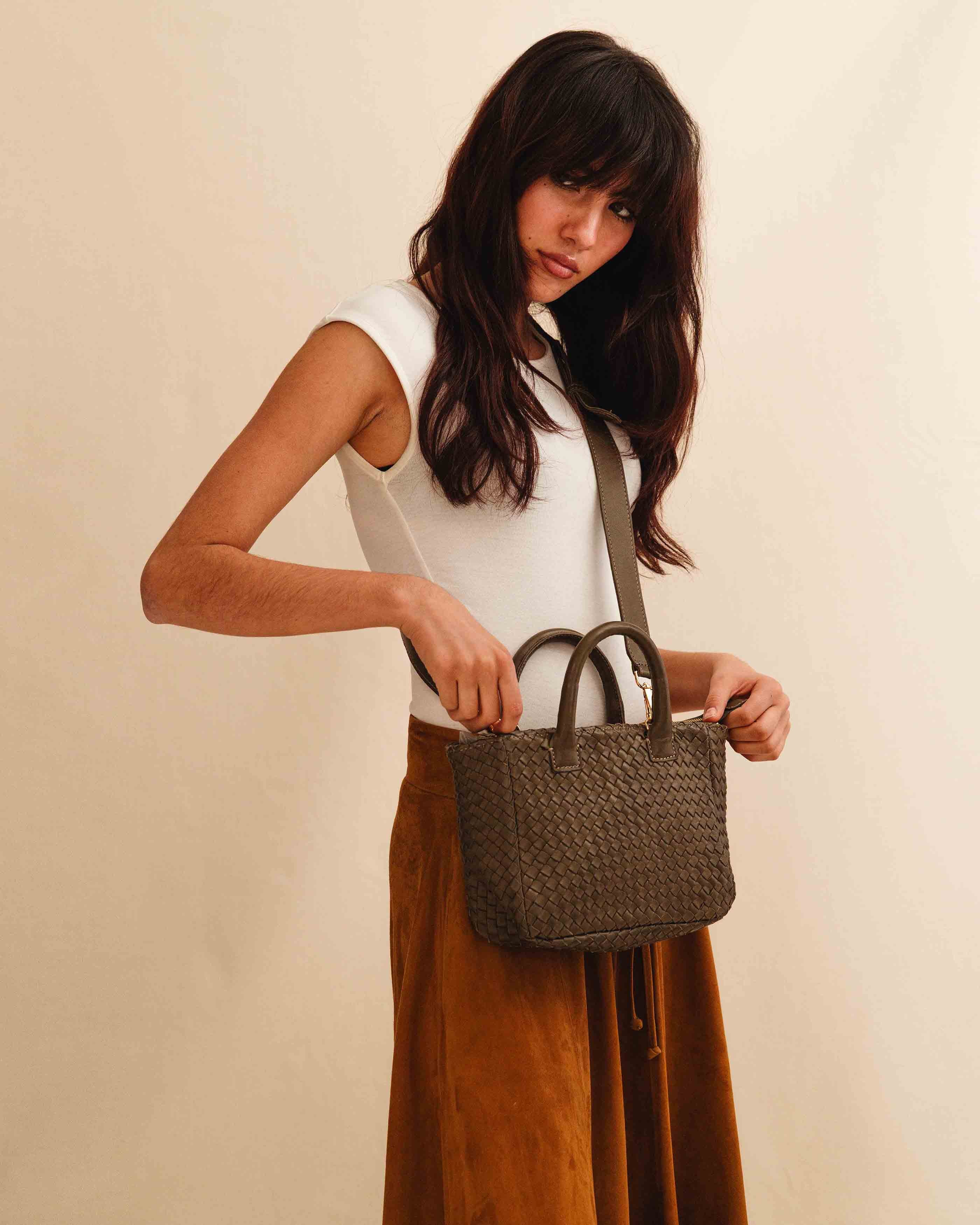 Handbag Cabas MINI von LABEL17: eine kleine, leichte Handtasche aus Nappaleder. Die von Hand geflochtene Tasche hat einen Reissverschluss und abnehmbaren Schulterriemen und ist innen mit Leder und einer ver-schliessbaren Innentasche ausgestattet. Tragbar als Crossbody oder in der Hand.