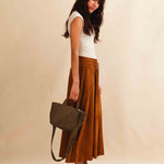 Handbag Cabas MINI von LABEL17: eine kleine, leichte Handtasche aus Nappaleder. Die von Hand geflochtene Tasche hat einen Reissverschluss und abnehmbaren Schulterriemen und ist innen mit Leder und einer ver-schliessbaren Innentasche ausgestattet. Tragbar als Crossbody oder in der Hand.