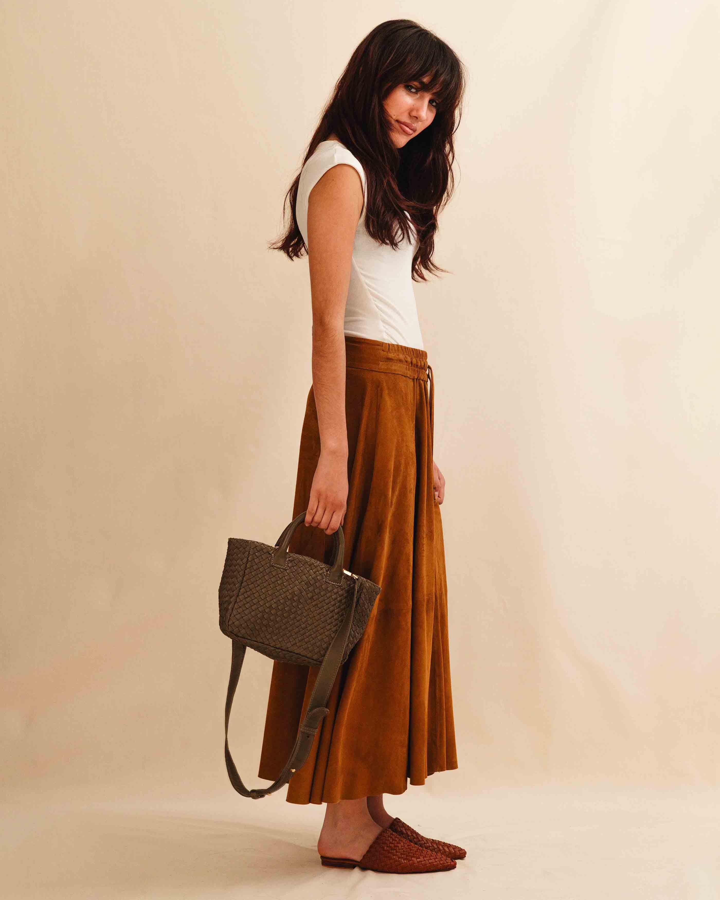 Handbag Cabas MINI von LABEL17: eine kleine, leichte Handtasche aus Nappaleder. Die von Hand geflochtene Tasche hat einen Reissverschluss und abnehmbaren Schulterriemen und ist innen mit Leder und einer ver-schliessbaren Innentasche ausgestattet. Tragbar als Crossbody oder in der Hand.