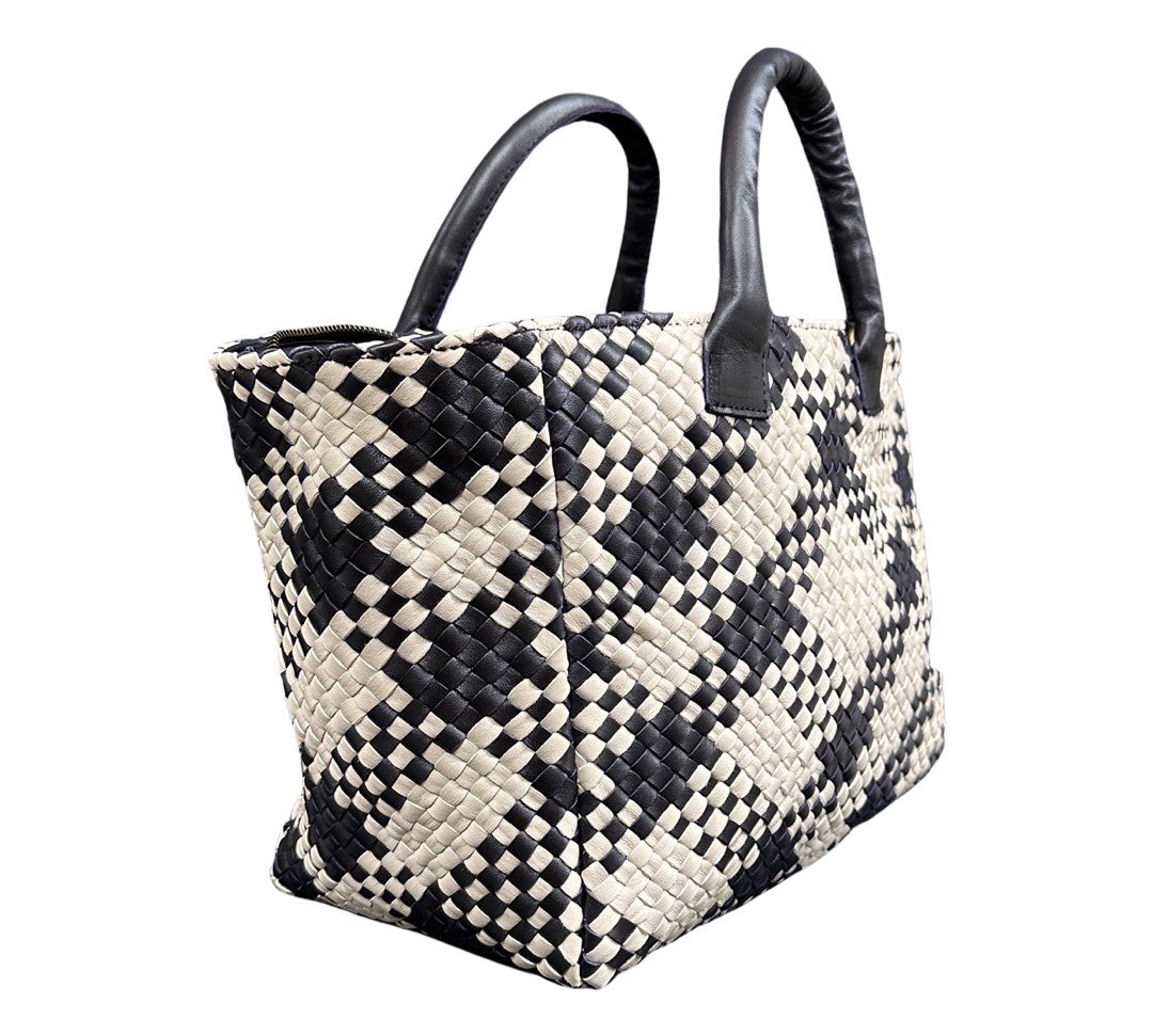 Handbag Cabas Tresse Medium: Leichte Handtasche, von Hand geflochten, geschmeidiges, pflanzlich gegerbtes Lamm-Nappaleder, LABEL17