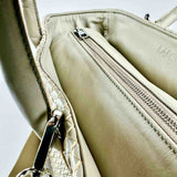 Die Handbag Cabas Medium von LABEL17 ist eine leichte Handtasche aus geschmeidigem, pflanzlich gegerbtem Nappaleder. Die von Hand geflochtene Tasche hat einen Reissverschluss und abnehmbaren Schulterriemen und ist innen mit Leder und einer verschliessbaren Innentasche ausgestattet.