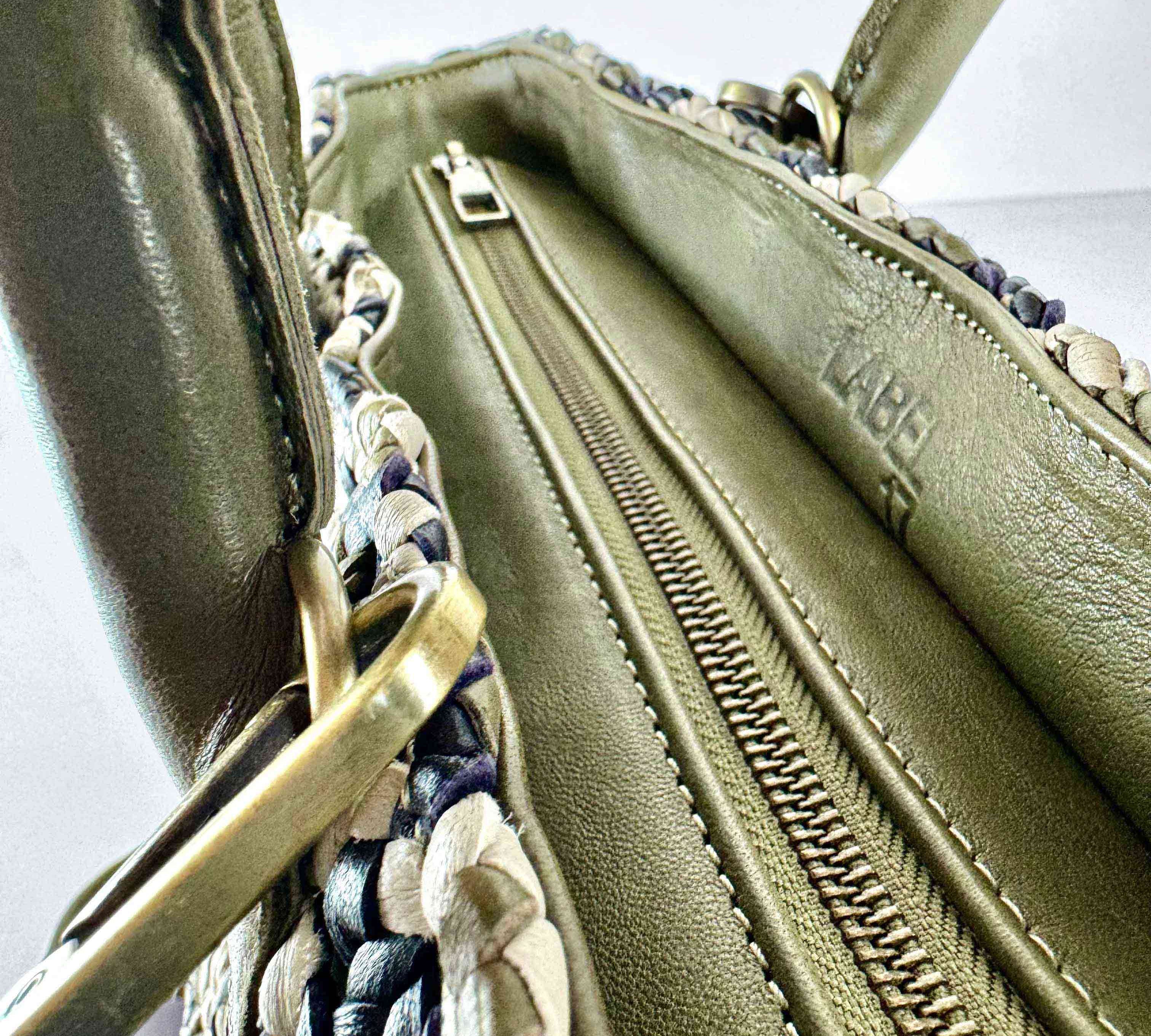 Die Handbag Cabas Lalla Medium von LABEL17 ist eine leichte Handtasche aus geschmeidigem, pflanzlich gegerbtem Nappaleder. Die von Hand geflochtene Tasche hat einen Reissverschluss und abnehmbaren Schulterriemen und ist innen mit Leder und einer verschliessbaren Innentasche ausgestattet.