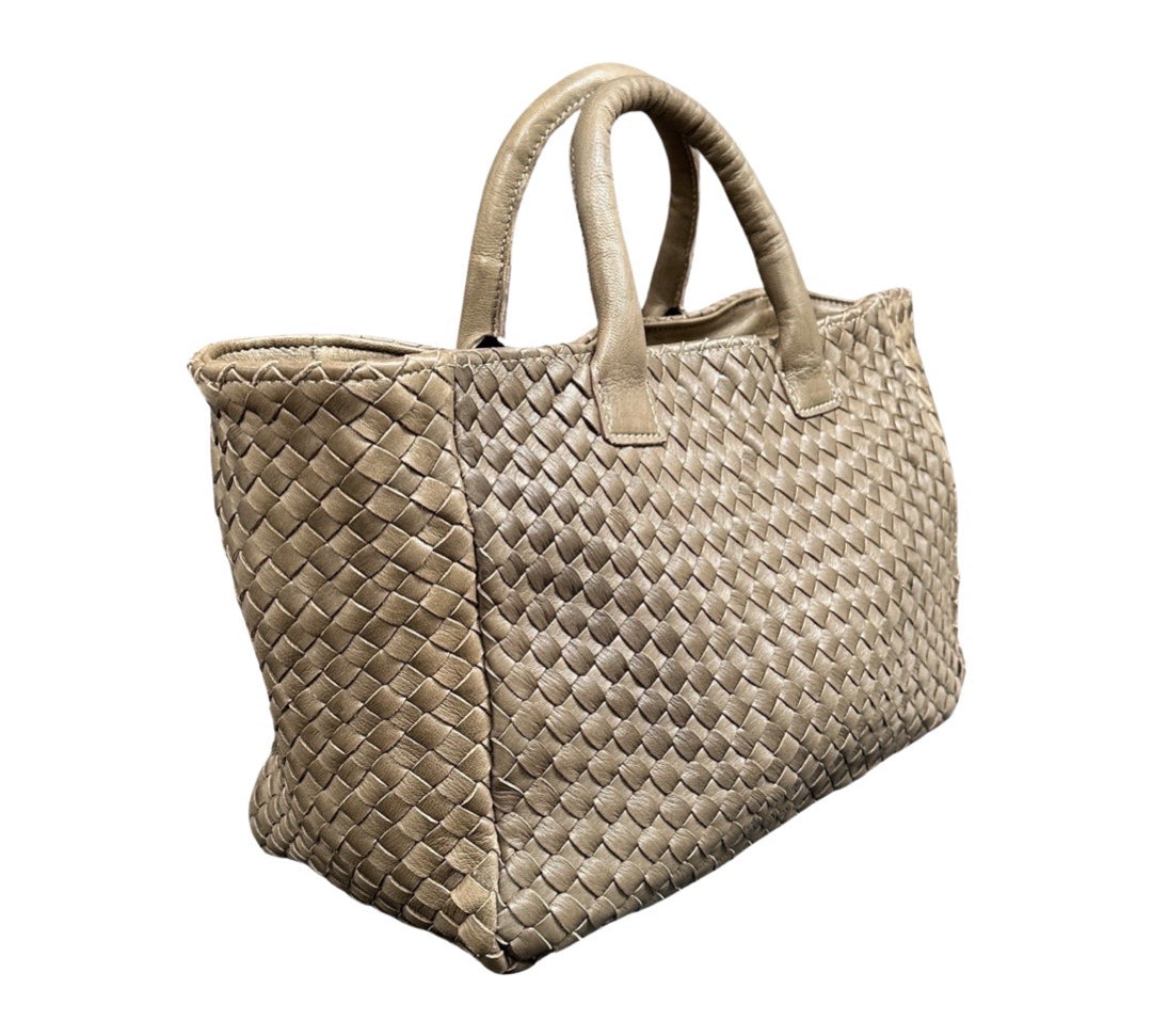 Handbag Cabas Tresse Medium: Leichte Handtasche, von Hand geflochten, geschmeidiges, pflanzlich gegerbtes Lamm-Nappaleder, LABEL17