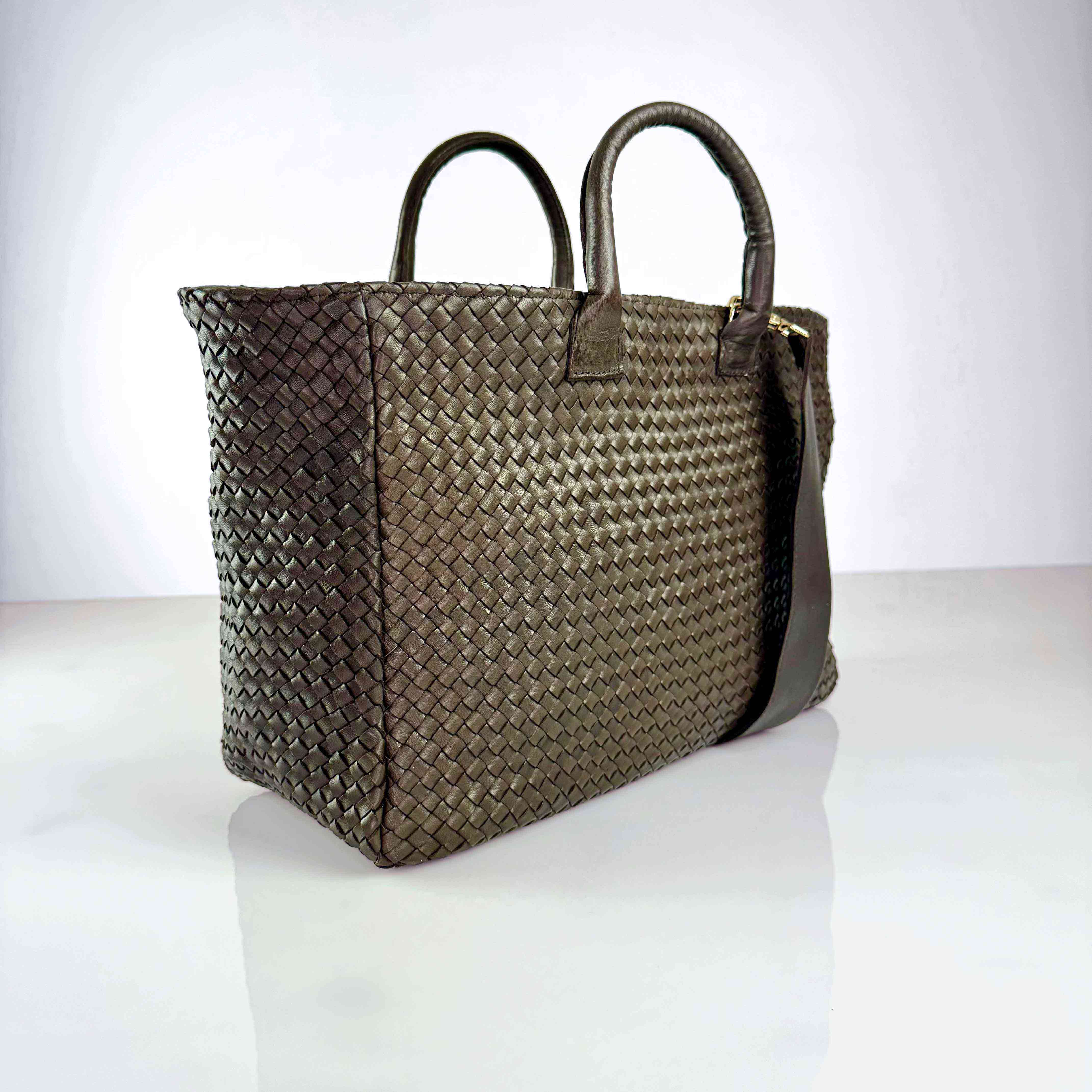 Die Handbag Cabas Standard von LABEL17 ist eine leichte Handtasche aus geschmeidigem, pflanzlich gegerbtem Nappaleder. Die von Hand geflochtene Tasche hat einen Reissverschluss und abnehmbaren Schulterriemen und ist innen mit Leder und einer verschliessbaren Innentasche ausgestattet.