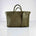 Die Handbag Cabas Standard von LABEL17 ist eine leichte Handtasche aus geschmeidigem, pflanzlich gegerbtem Nappaleder. Die von Hand geflochtene Tasche hat einen Reissverschluss und abnehmbaren Schulterriemen und ist innen mit Leder und einer verschliessbaren Innentasche ausgestattet.