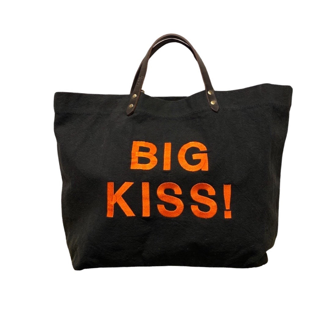 Bestickte Stofftasche von LABEL17 mit braunen Lederhenkeln und BIG KISS Botschaft auf der Vorderseite.  Hergestellt in Marokko