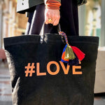 Bestickte Stofftasche von LABEL17 mit braunen Lederhenkeln und #LOVE Botschaft auf der Vorderseite.  Hergestellt in Marokko