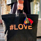 Bestickte Stofftasche von LABEL17 mit braunen Lederhenkeln und #LOVE Botschaft auf der Vorderseite.  Hergestellt in Marokko