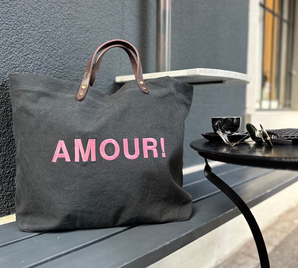 Bestickte Stofftasche von LABEL17 mit braunen Lederhenkeln und AMOUR Botschaft auf der Vorderseite.  Hergestellt in Marokko