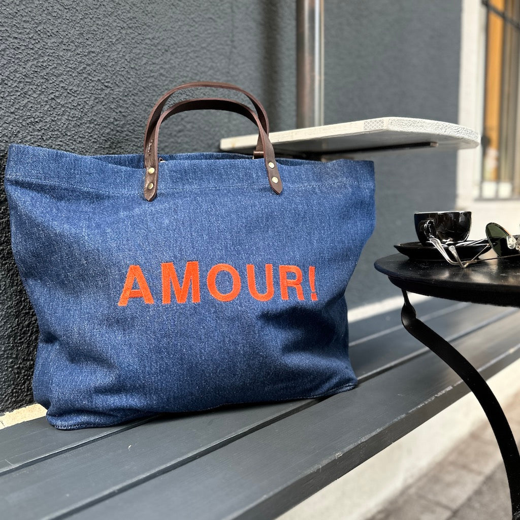 Bestickte Stofftasche von LABEL17 mit braunen Lederhenkeln und AMOUR Botschaft auf der Vorderseite.  Hergestellt in Marokko