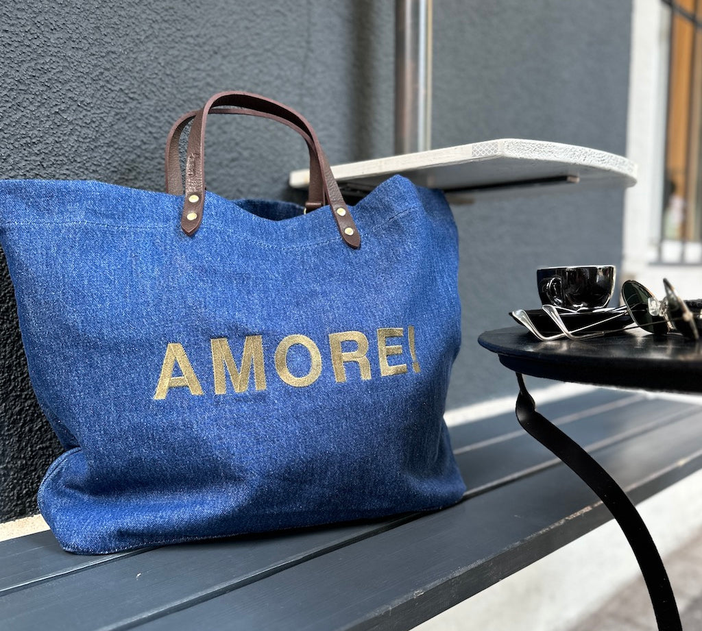 Bestickte Stofftasche von LABEL17 mit braunen Lederhenkeln und AMORE Botschaft auf der Vorderseite.  Hergestellt in Marokko