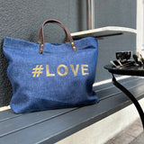 Bestickte Stofftasche von LABEL17 mit braunen Lederhenkeln und #LOVE Botschaft auf der Vorderseite.  Hergestellt in Marokko