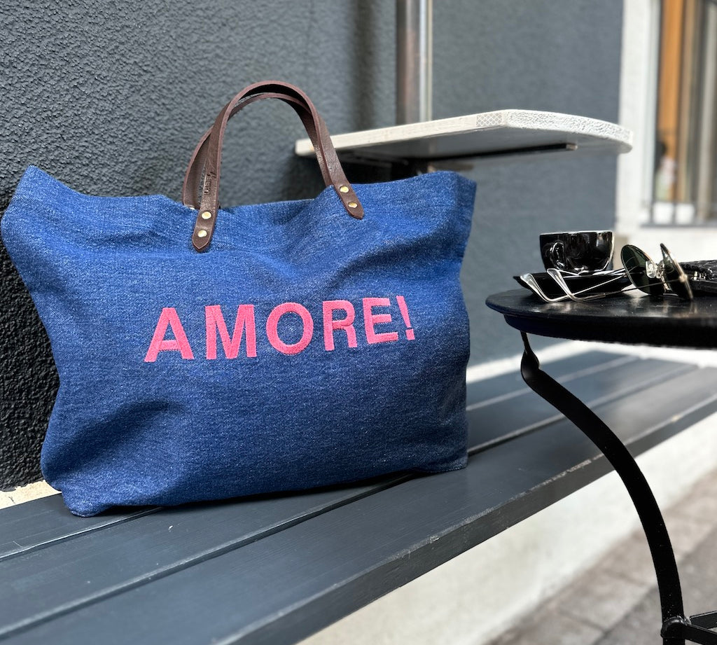 Bestickte Stofftasche von LABEL17 mit braunen Lederhenkeln und AMORE Botschaft auf der Vorderseite.  Hergestellt in Marokko