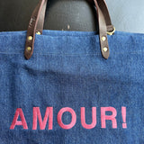 Bestickte Stofftasche von LABEL17 mit braunen Lederhenkeln und AMOUR Botschaft auf der Vorderseite.  Hergestellt in Marokko