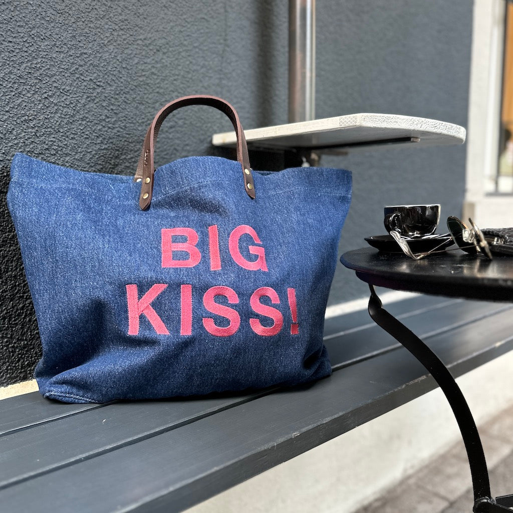 Bestickte Stofftasche von LABEL17 mit braunen Lederhenkeln und BIG KISS Botschaft auf der Vorderseite. Hergestellt in Marokko