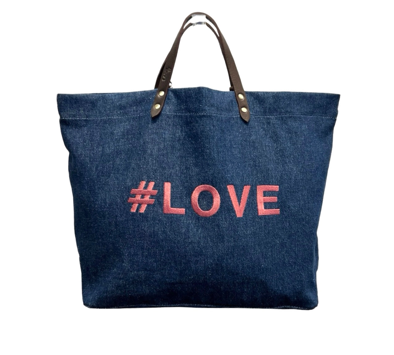 Bestickte Stofftasche von LABEL17 mit braunen Lederhenkeln und #LOVE Botschaft auf der Vorderseite. Hergestellt in Marokko